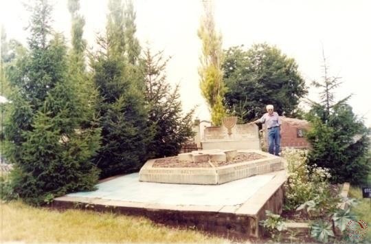 Памятник в Косоуцком лесу на месте зверского уничтожения многих тысяч евреев