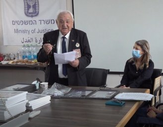 Вручение памятных юбилейных медалей адвокатам и комиссару.